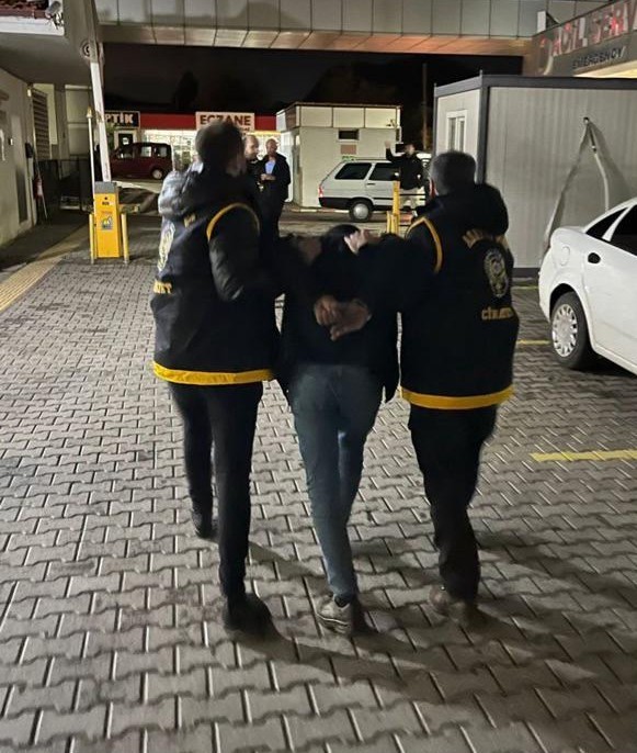 Manisa’nın Turgutlu ilçesinde, eski eşini kucağındaki bebeğine aldırmadan bıçaklayarak ağır
