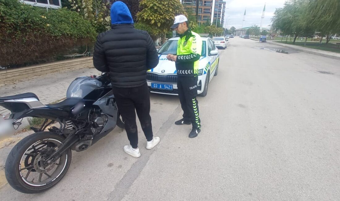 Afyonkarahisar’da bir motosiklet sürücüsü, plakasındaki rakam ve harfleri bant kullanarak