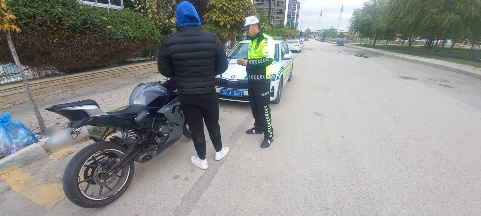 Afyonkarahisar’da bir motosiklet sürücüsü, plakasındaki rakam ve harfleri bant kullanarak