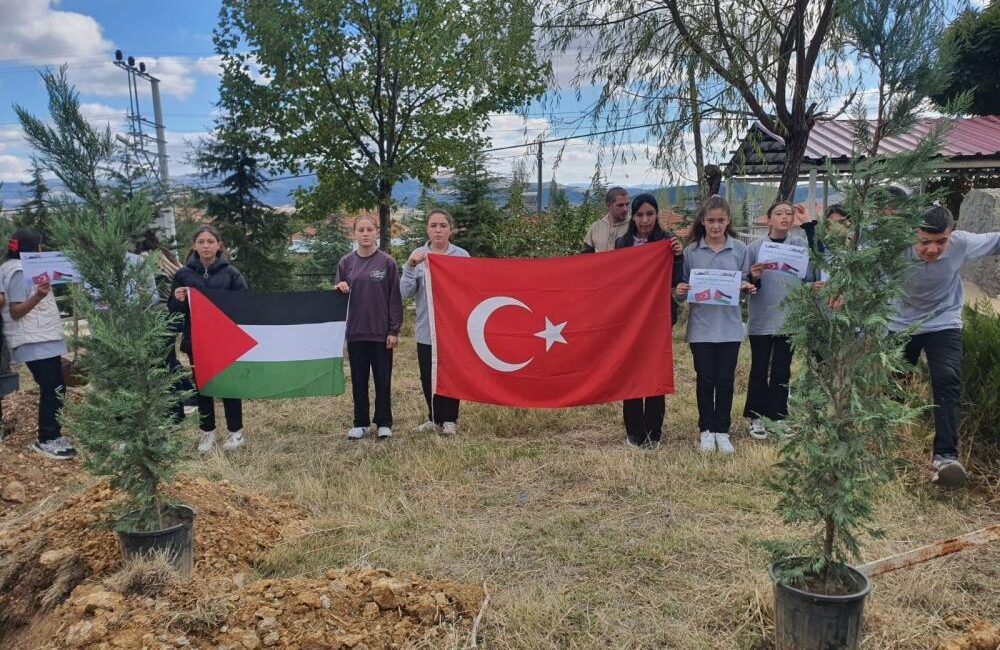 Afyonkarahisar'ın Sandıklı ilçesine bağlı Akharım Beldesi'nde Atatürk Ortaokulunda Gazze için