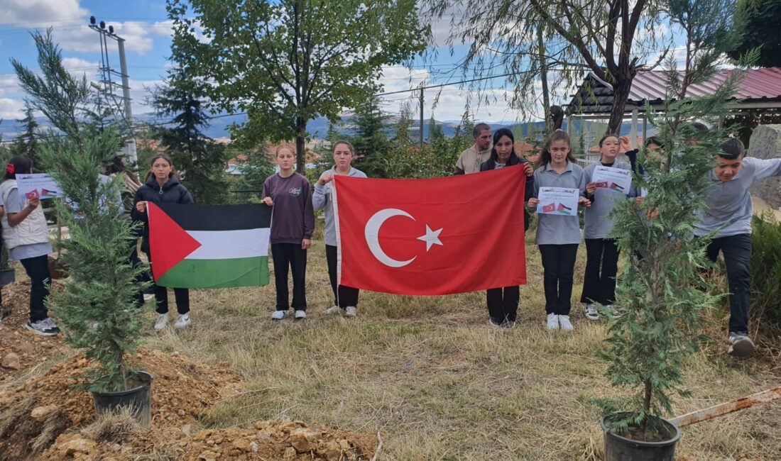 Bir ortaokulda öğrenci ve öğretmenler, Gazze’ye destek amacıyla okul bahçesine