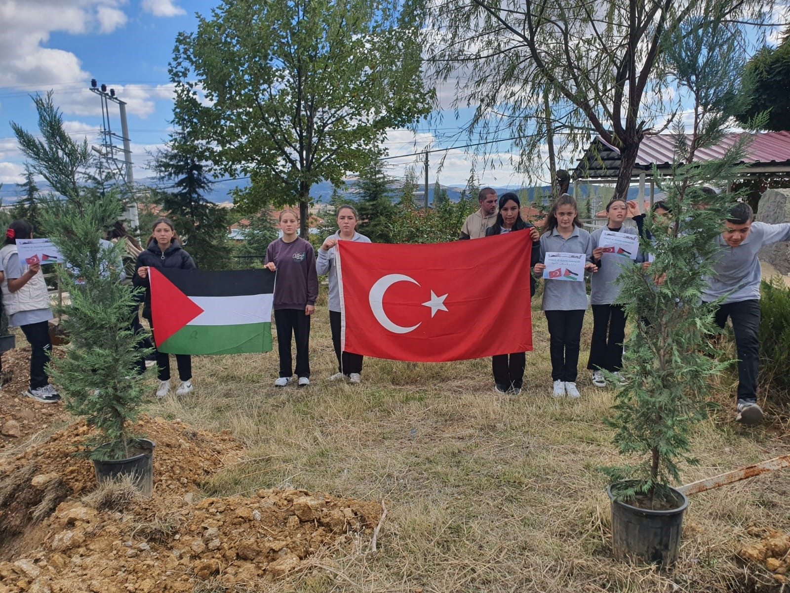 Bir ortaokulda öğrenci ve öğretmenler, Gazze’ye destek amacıyla okul bahçesine