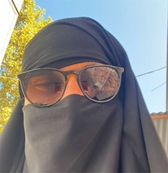 Ankara’da siyah çarşaf giyerek sokakta gezen erkek şahıs, polis ekipleri