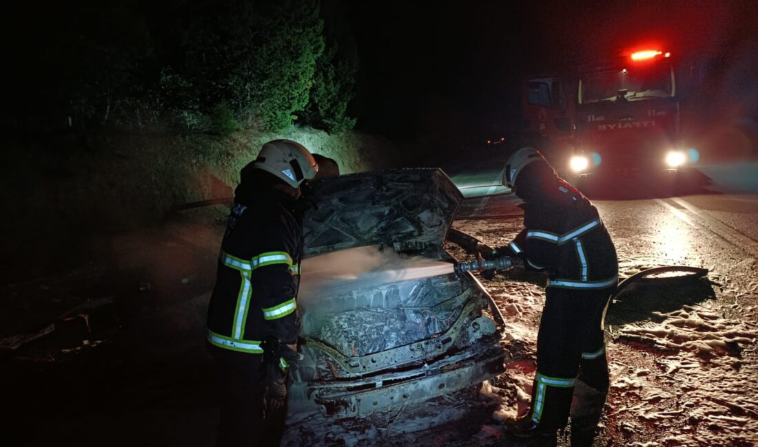Burdur’da Antalya-Isparta karayolunda seyir halindeyken alev alan bir otomobil, itfaiye