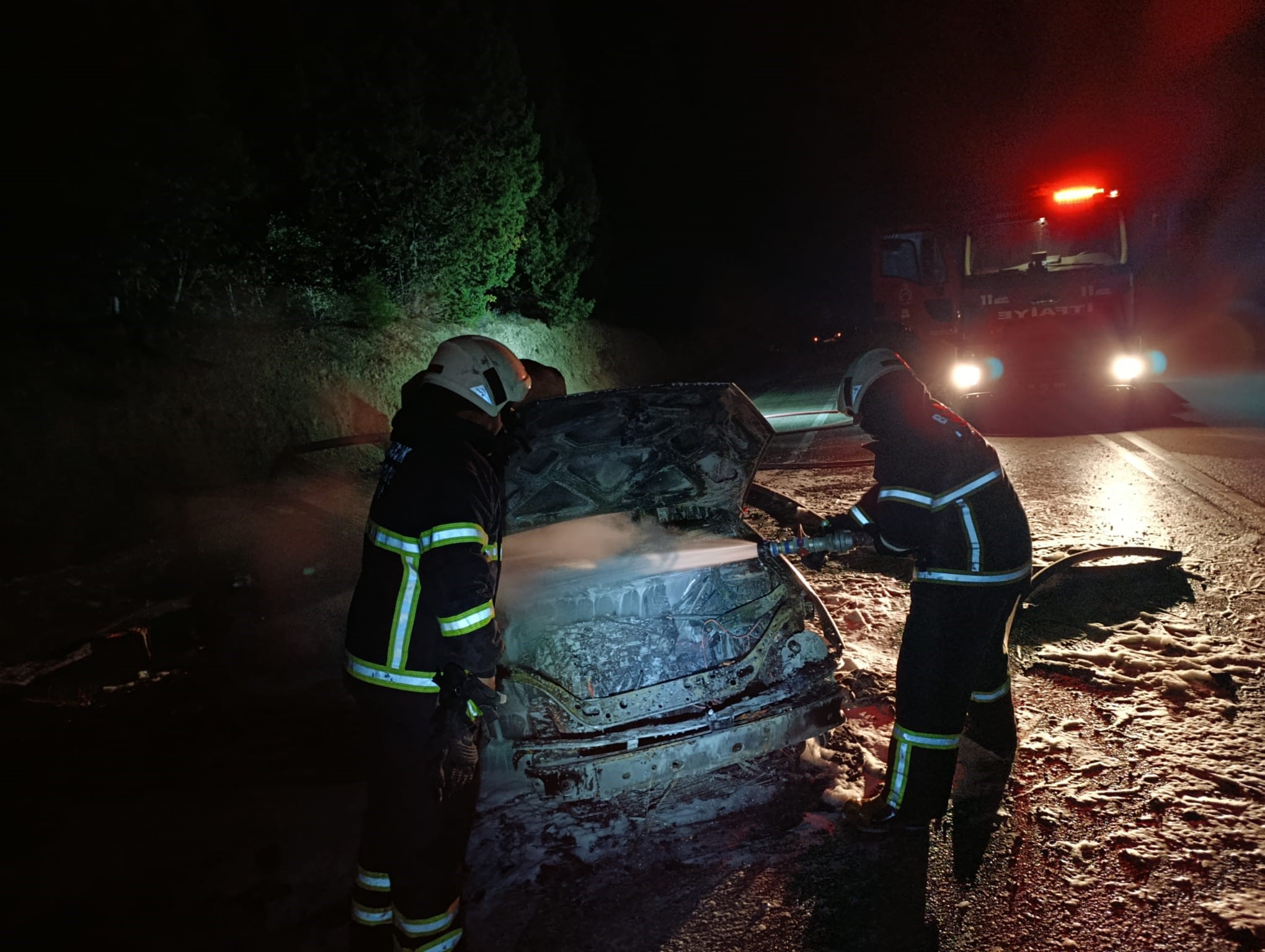 Burdur’da Antalya-Isparta karayolunda seyir halindeyken alev alan bir otomobil, itfaiye