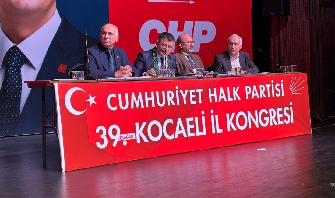 Kocaeli’de CHP’nin 39. Olağan Kongresi sırasında, bir kadın gazetecinin görüntü