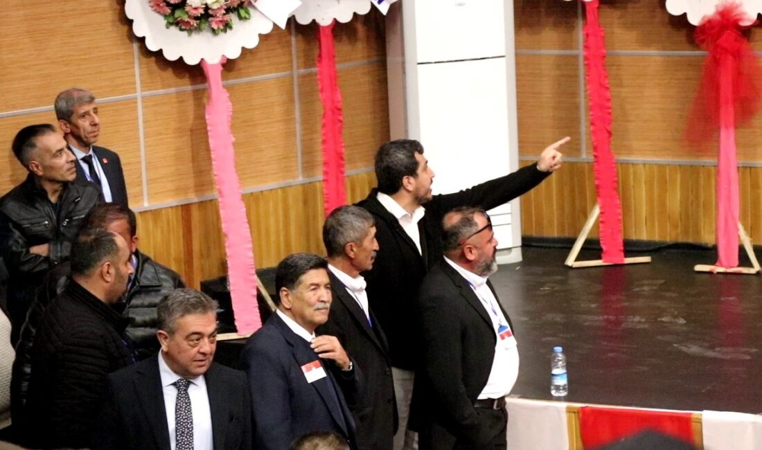 CHP Sivas İl Kongresi’nde eski milletvekili adayı Baki Çoban’ın fotoğraflarına
