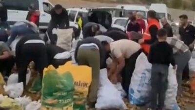 Siirt'te arızalanan kamyonetin sürücüsü, yol kenarına boşalttığı patatesleri çevredeki vatandaşlara