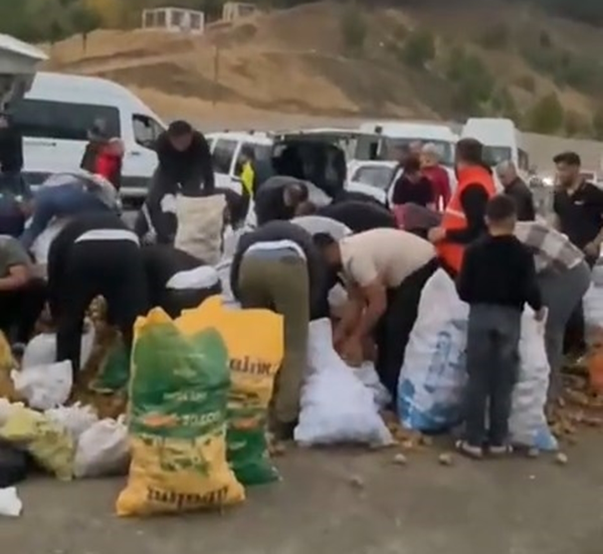 Siirt'te arızalanan kamyonetin sürücüsü, yol kenarına boşalttığı patatesleri çevredeki vatandaşlara
