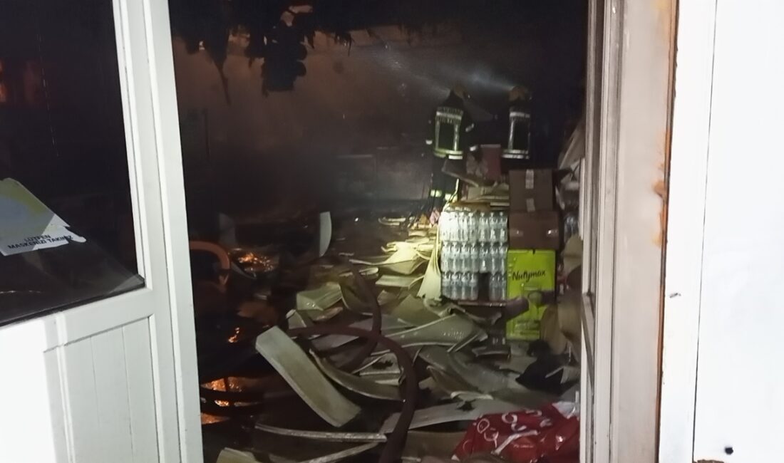 Aydın’ın Nazilli ilçesindeki Beşeylül Ortaokulu’nun kantininde çıkan yangın, itfaiye ekiplerince