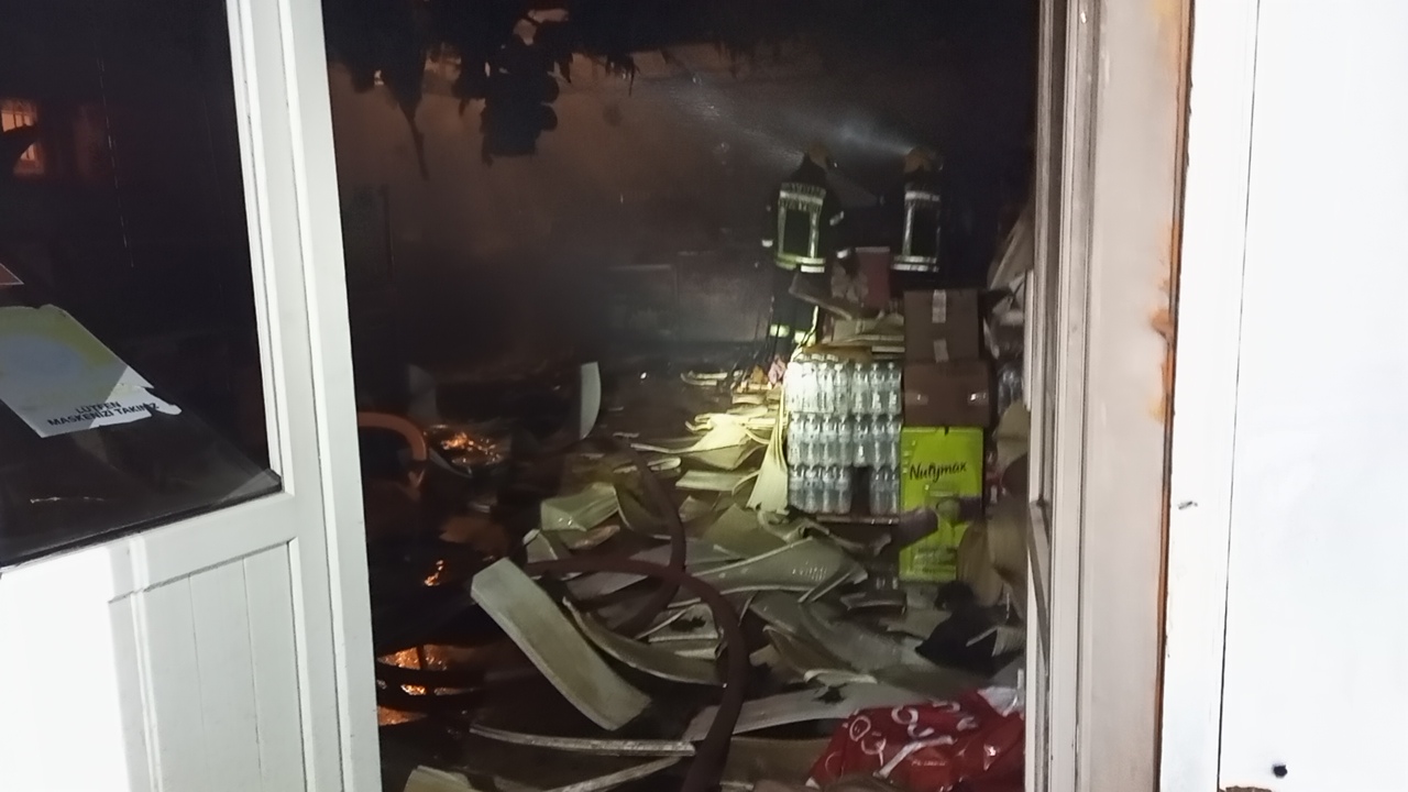 Aydın’ın Nazilli ilçesindeki Beşeylül Ortaokulu’nun kantininde çıkan yangın, itfaiye ekiplerince