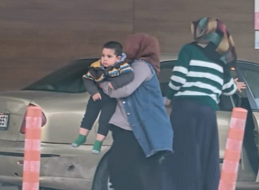 Bursa’nın İnegöl ilçesinde 1,5 yaşındaki Yusuf Ç., evde bulduğu bulaşık