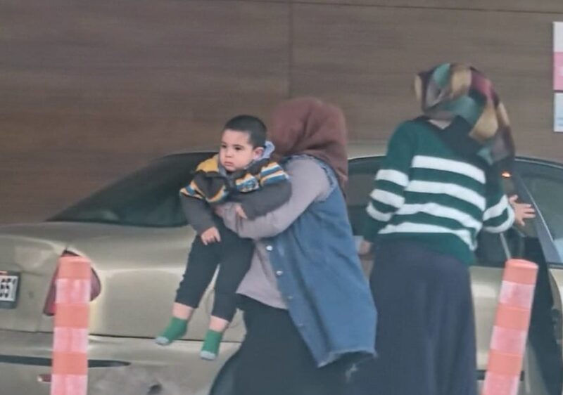 Bursa’nın İnegöl ilçesinde 1,5 yaşındaki Yusuf Ç., evde bulduğu bulaşık