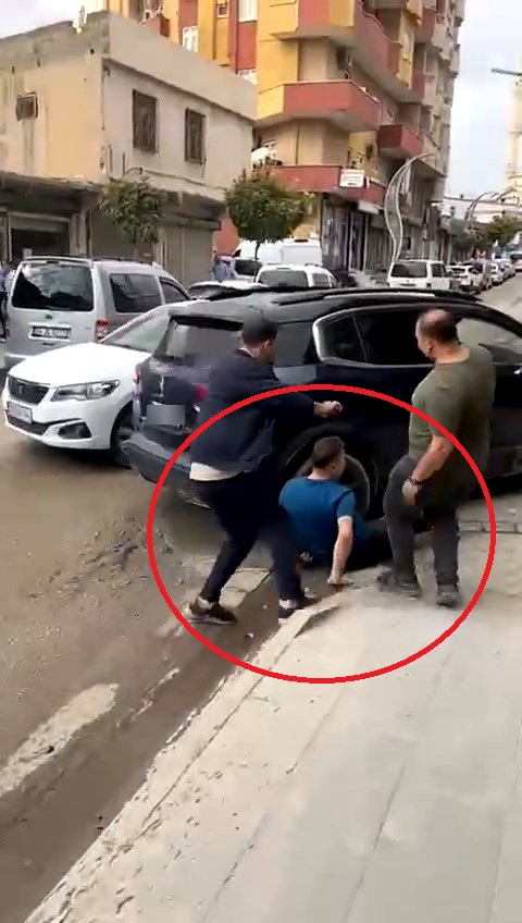 Tartıştığı kişinin ayaklarını cipinin altında ezerek geri manevra yapan sürücü,