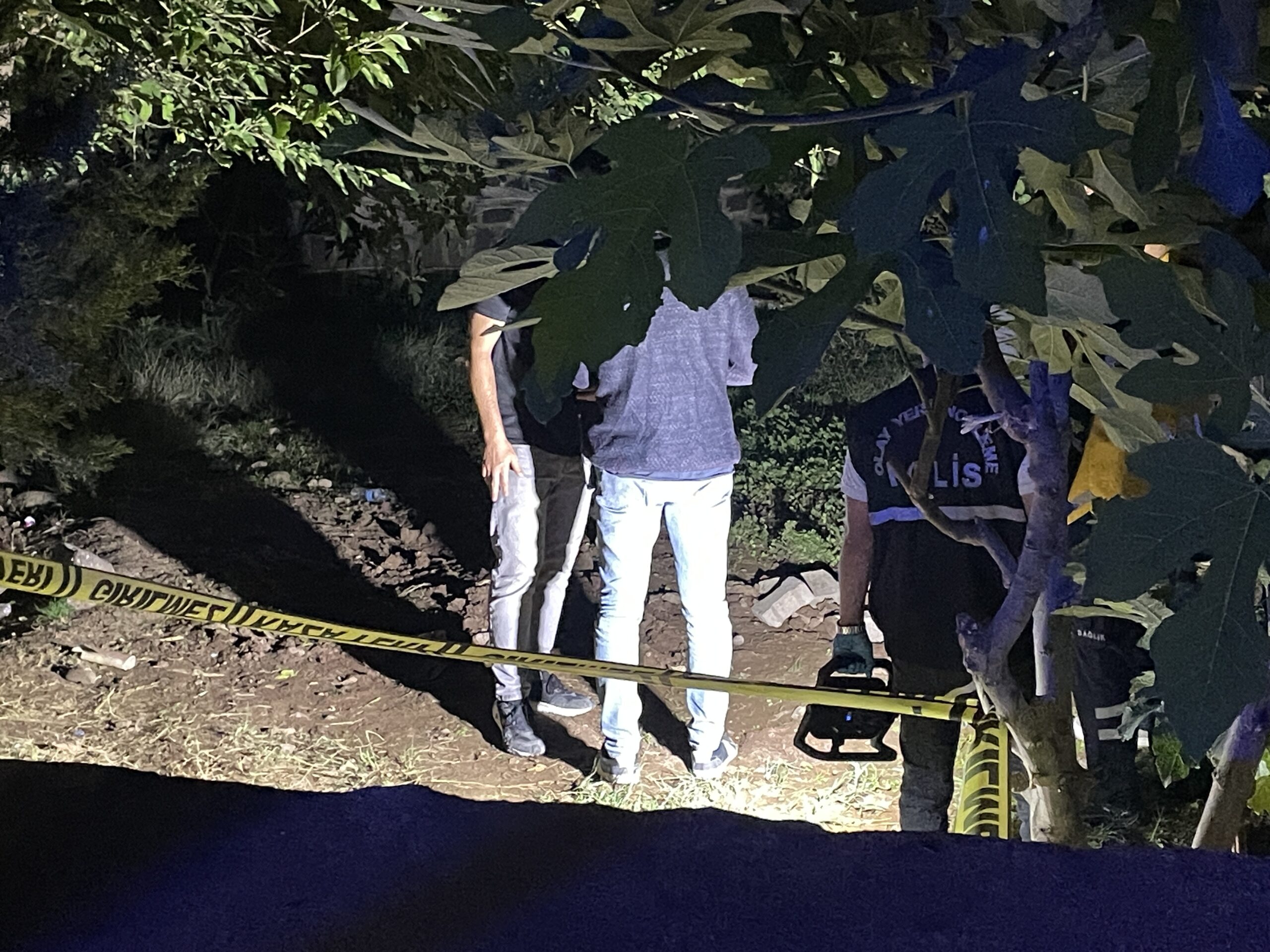 Şanlıurfa'nın Siverek ilçesinde, Fırat Camisi bahçesinde fidan dikmek isteyen çocuklar