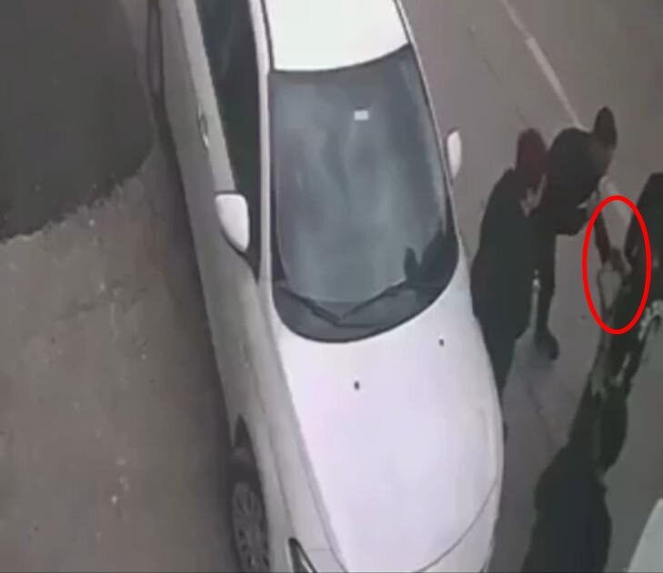 Drift yaparken yakalanan sürücü, cezaya itiraz ederek polis memuruna saldırdı.