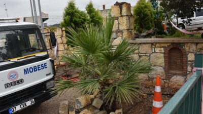 İzmir’in Menemen ilçesinde düğün salonu bahçesindeki dekoratif kemerin devrilmesi sonucu