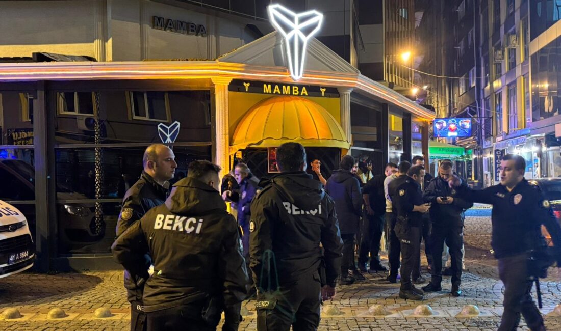 KOCAELİ’nin İzmit ilçesinde alkollü eğlence mekanında çıkan ve caddeye taşan