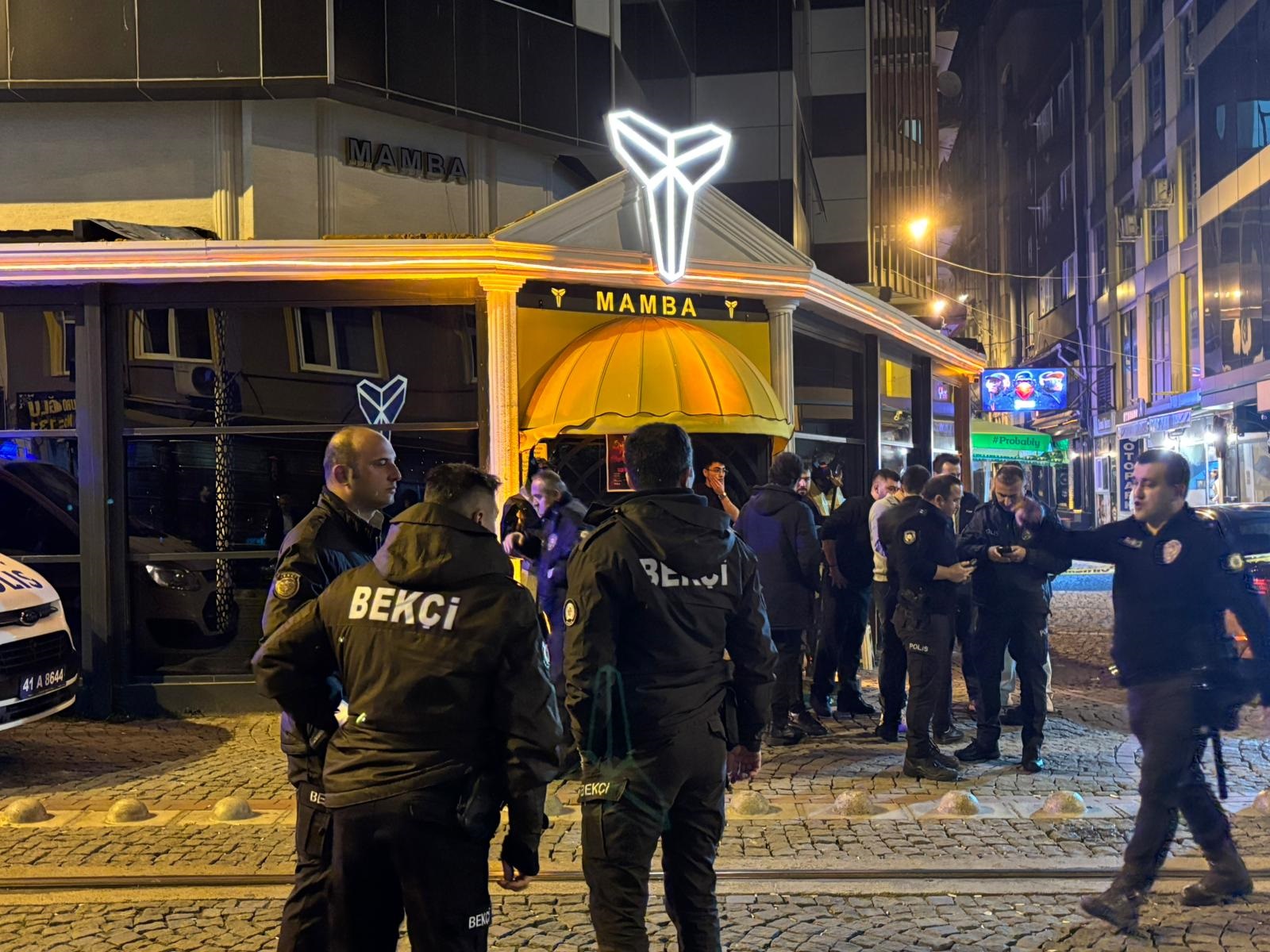 KOCAELİ’nin İzmit ilçesinde alkollü eğlence mekanında çıkan ve caddeye taşan
