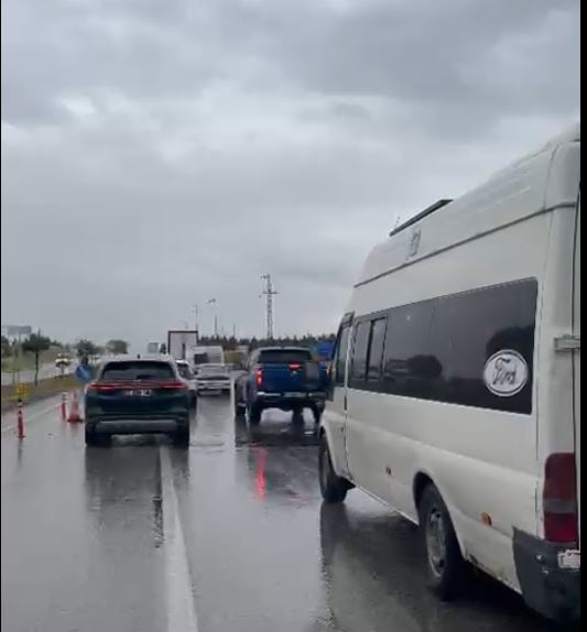 Afyonkarahisar’daki İzmir-Ankara Karayolu’nda yürütülen asfalt çalışması nedeniyle yolun bir bölümü