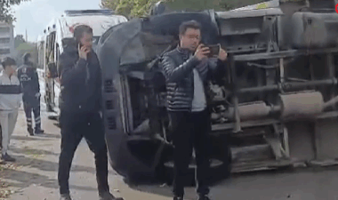 Çorum'un merkezinde, bir otomobil ile kamyonetin çarpışması sonucu trafik kazası