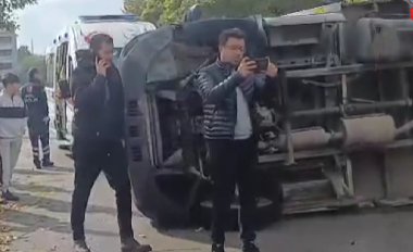 Kamyonet ile otomobil çarpıştı, 1’i çocuk 5 yaralı Çorum'un merkezinde, bir otomobil ile kamyonetin çarpışması sonucu trafik kazası