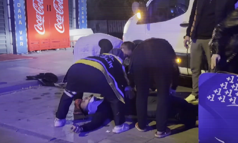 Bisiklet sürücüsü kamyonetin altına girdi Kayseri'de elektrikli bisiklet sürücüsü M.A., kontrolünü kaybederek park manevrası yapan