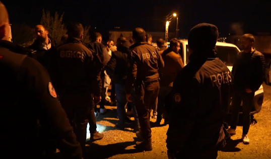 Silahlı eğlenceye müdahalede polis saldırısı: 23 gözaltı Kırıkkale Ahılı köyünde bağ evinde alkollü eğlence sırasında havaya ateş