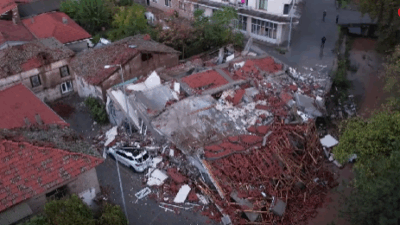 Sındırgı merkezli 6.1 büyüklüğündeki depremde 3 bina tamamen çöktü, birçok