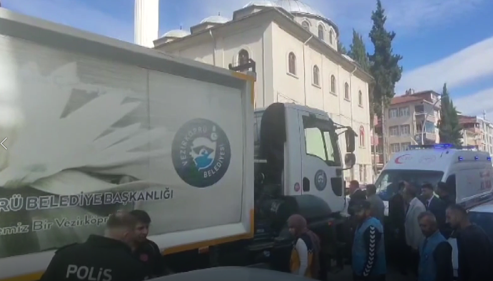 Samsun'da bir vatandaş caddede yürürken çöp kamyonunun altında kaldı.