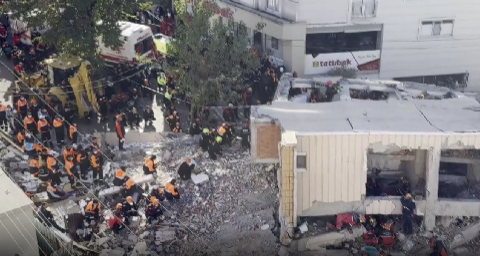 Çöken 6 katlı binada enkaz altında kalan aile tespit edildi Kocaeli'nin Gebze ilçesinde sabah saatlerinde çöken 6 katlı binada mahsur