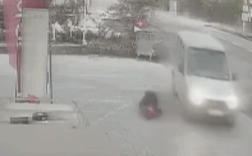 Elazığ'ın Baskil ilçesinde bir kişi, eniştesine araçla çarparak kaçtı. Çarpmanın