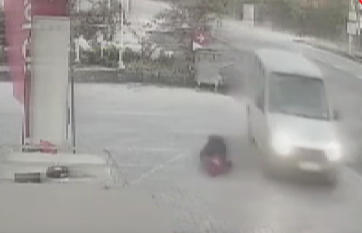 Eniştesini arabayla ezdi: O anlar kamerada  Elazığ'ın Baskil ilçesinde bir kişi, eniştesine araçla çarparak kaçtı. Çarpmanın