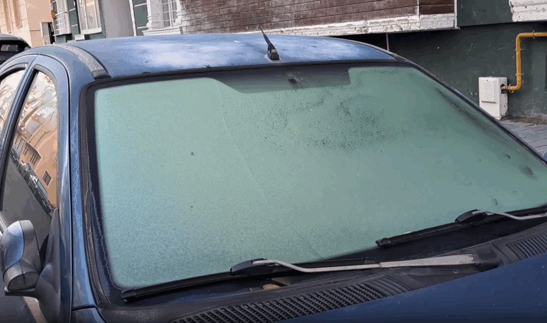 Sıcaklıkların sıfırın altına düşmesiyle araç camları buz tuttu. Vatandaşlar, işlerine