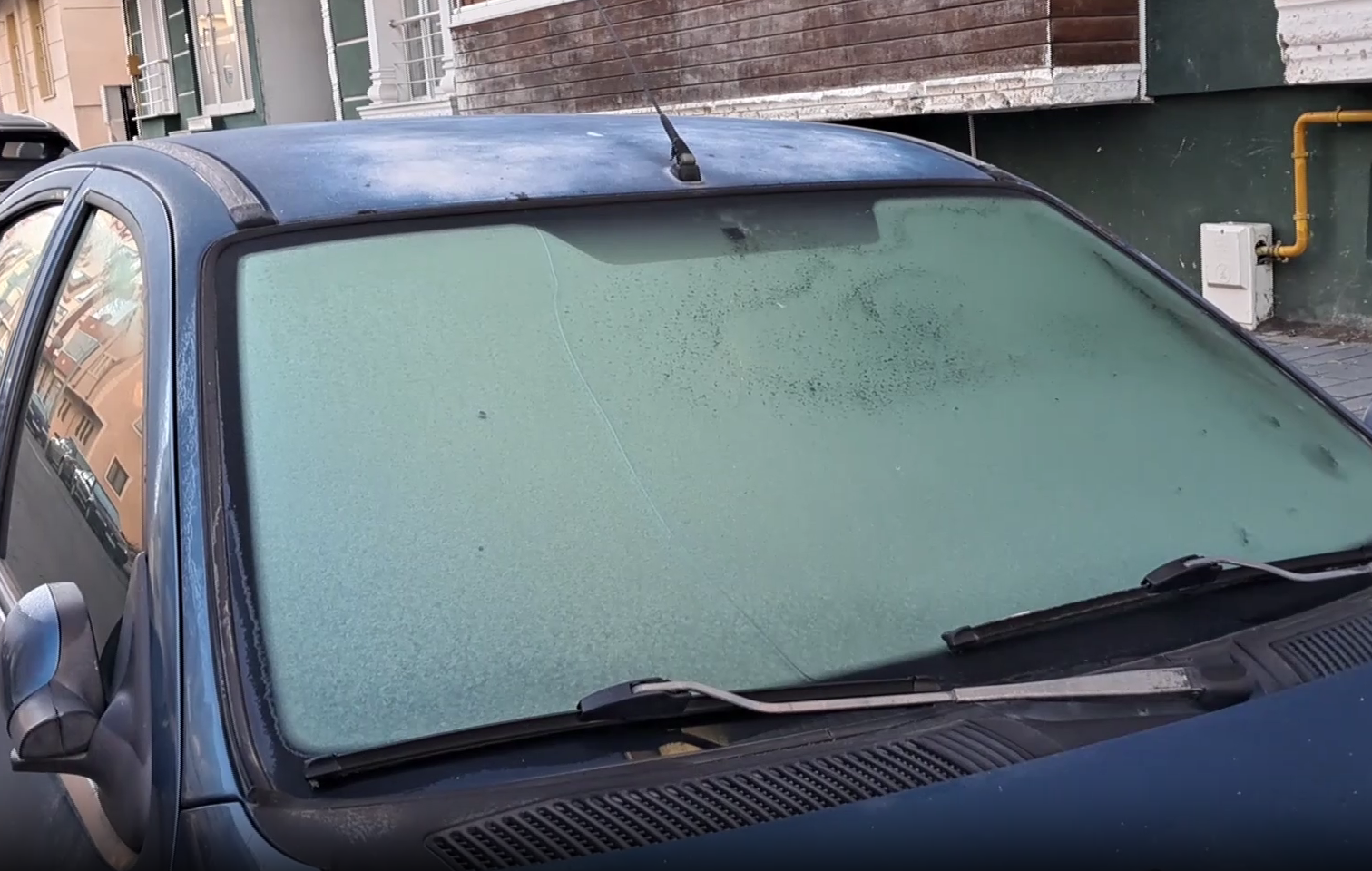 Sıcaklıkların sıfırın altına düşmesiyle araç camları buz tuttu. Vatandaşlar, işlerine