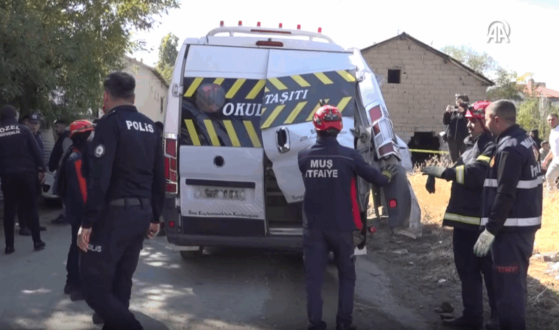 Muş'ta hemzemin geçitte öğrenci servisine tren çarpması sonucu 17 öğrenci