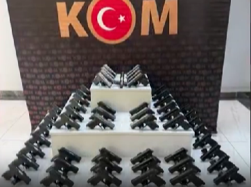 Uşak’ta şehirler arası bir yolcu otobüsünde yapılan aramada valizlerde 55