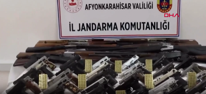 Sandıklı ilçesinde düğünde havaya ateş açan 42 kişinin evlerine düzenlenen