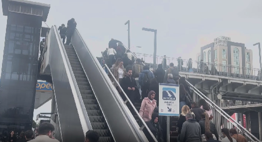 Beylikdüzü’nde Beykent Metrobüs Durağı üst geçidindeki yürüyen merdivende çıkan yangın,