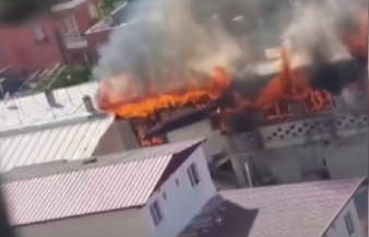 Adana'da 3 katlı bir müstakil evde çıkan yangın, itfaiye ekiplerinin
