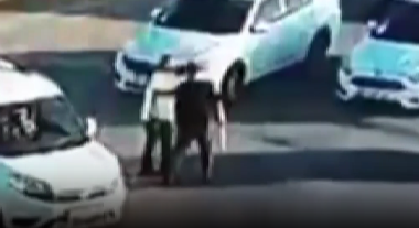Kahramanmaraş’ın Dulkadiroğlu ilçesinde trafik polisi tarafından durdurulmak istenirken sopayla saldıran