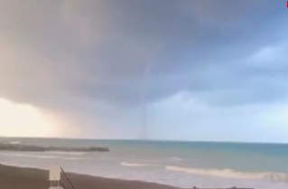Hatay'ın İskenderun Körfezi'nde sabah saatlerinde deniz üzerinde oluşan hortum, vatandaşlar