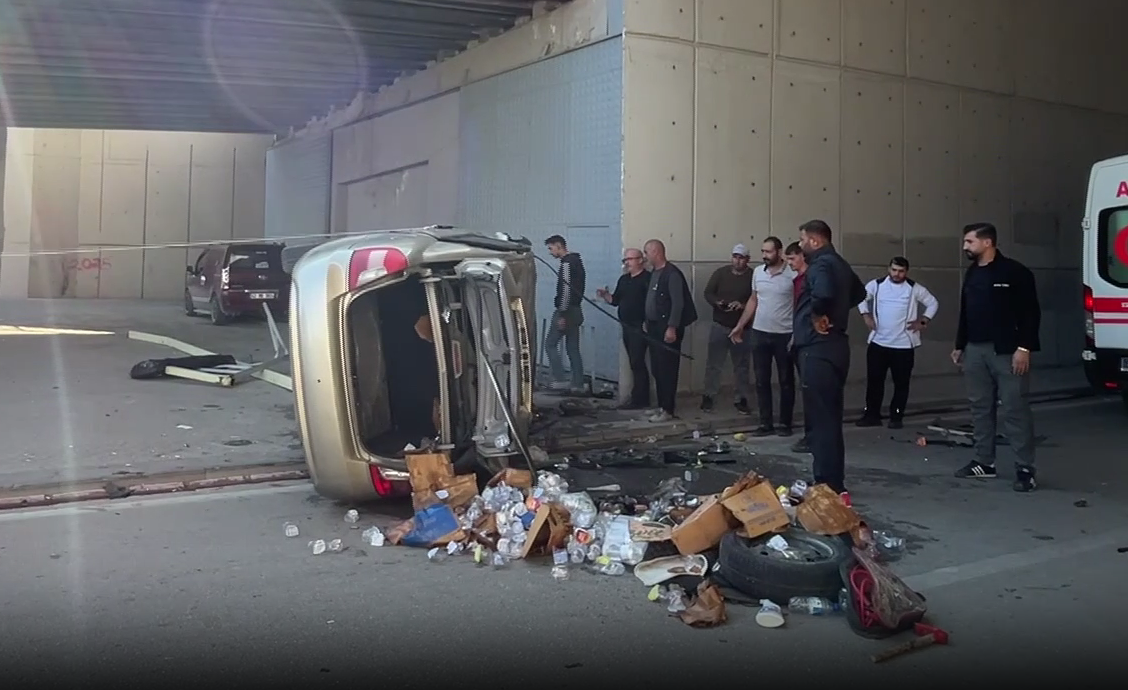 Sürücüsünün direksiyon hakimiyetini kaybettiği otomobil, seyir halindeyken üst geçitten aşağıya
