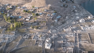 Kars'ın Sarıkamış ilçesindeki Karakurt Barajı'nda su seviyesinin 50 metre düşmesiyle,