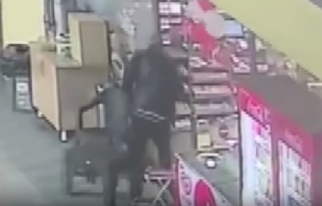 Mardin’in Kızıltepe ilçesinde bir kişi, petrol ofisinin marketine girerken cam
