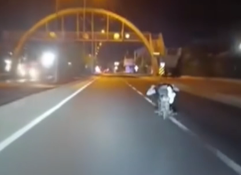 Afyonkarahisar’da bir gencin motosiklet üzerinde yaptığı tehlikeli hareketler, görenleri hayrete