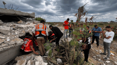 El aletleri ve çıplak ellerini kullanarak sevdiklerinin kalıntılarını bulmaya çalışıyorlar.