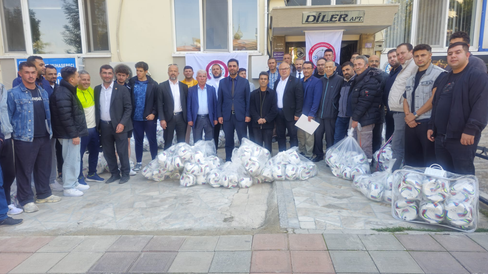 Valilikten kulüplere futbol topu desteği
