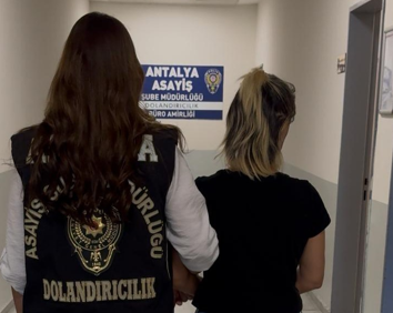 Kuyumcuya sahte altın satmaya çalışan kadın tutuklandı Antalya'nın Kepez ilçesinde kuyumcuya sahte altın satmaya çalışan kadın, polis