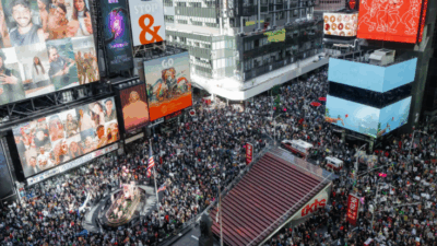 Çoğu kostümlü Amerikalı kalabalıklar, ABD'nin otoriterliğe doğru kaydığı mesajının arkasında